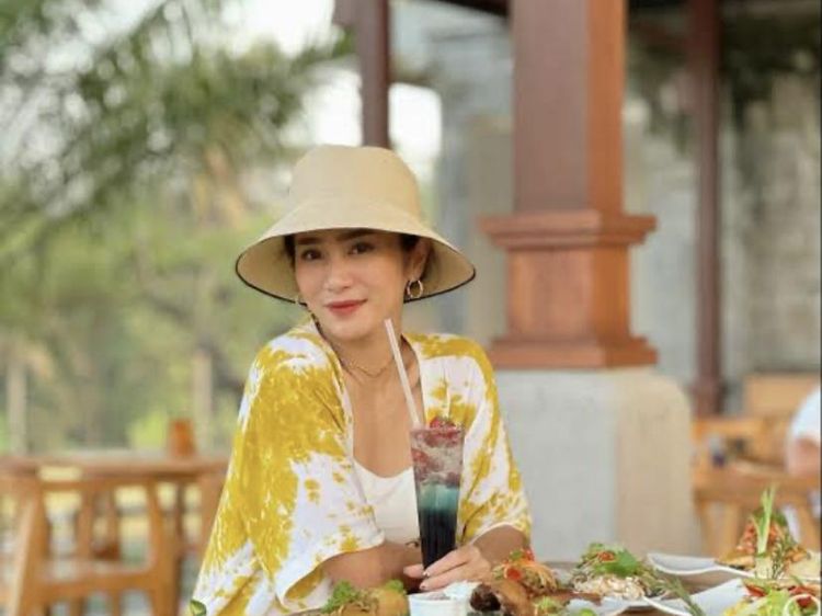 Keseruan Bunga Zainal Makan Nasi Rames hingga Ngemil Pizza