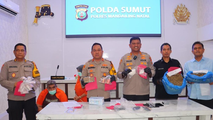 Keterangan foto: Polisi memaparkan kedua tersangka dan barang bukti di Polres Madina (Dok. Polres Madina)