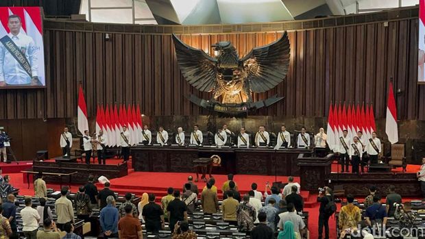 Ketua MPR RI Ahmad Muzani bersama Wapres terpilih Gibran Rakabuming Raka memantau prosesi gladi bersih pelantikan Presiden dan Wakil Presiden periode 2024-2029. (Anggi M/detikcom)