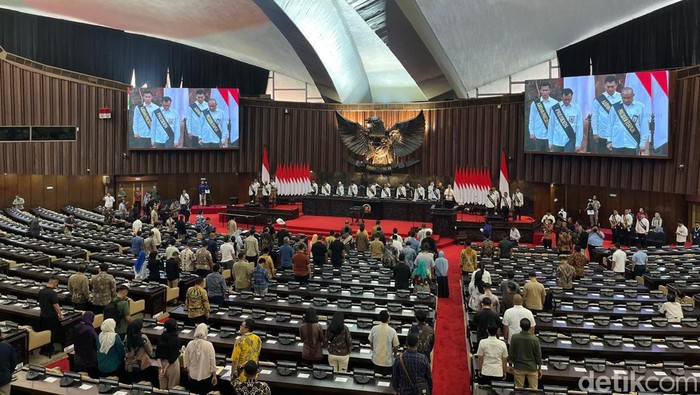 Ketua MPR RI Ahmad Muzani bersama Wapres terpilih Gibran Rakabuming Raka memantau prosesi gladi bersih pelantikan Presiden dan Wakil Presiden periode 2024-2029. (Anggi M/detikcom)