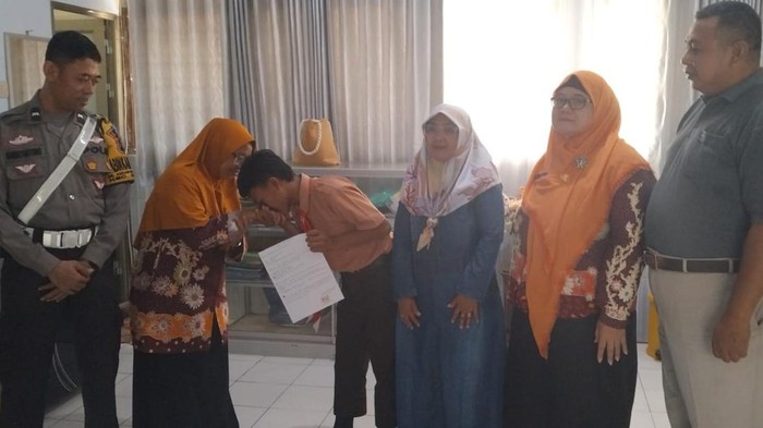 Mediasi siswa Pasuruan bantah guru saat ditanya PR dengan pihak sekolah dan wali kelas.