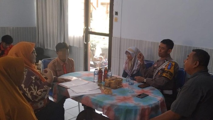 Mediasi siswa Pasuruan bantah guru saat ditanya PR dengan pihak sekolah dan wali kelas.