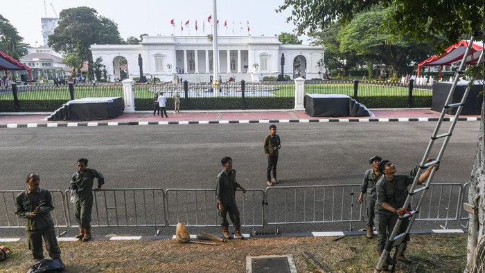 Melihat Persiapan Pisah Sambut Presiden di Istana Merdeka Pekerja menyiapkan karpet merah untuk acara pisah sambut presiden di halaman Istana Merdeka, Jakarta, Sabtu (19/10/2024). Persiapan tersebut untuk acara prosesi pisah sambut Presiden Joko Widodo dengan Presiden terpilih Prabowo Subianto usai dilantik di Gedung MPR/DPR pada Minggu (20/10). ANTARA FOTO/Hafidz Mubarak A/nym.