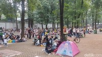 Menginjak kurang lebih pukul 08.30 WIB, pengunjung mulai ramai berdatangan ke Taman Margasatwa Ragunan itu.