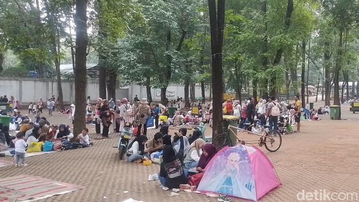 Taman Margasatwa Ragunan tetap menjadi andalan keluarga untuk mengisi libur akhir pekan. Bukan hanya melihat satwa, tapi pengunjung juga bisa berolahraga sejak pagi banget.