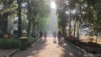 Waktu yang paling cocok untuk berolahraga di Taman Margasatwa Ragunan ini adalah pagi hari. Sejak pagi masyarakat berbusana olahraga itu telah bercucuran keringat di dalam kawasan Taman Margasatwa Ragunan. Area yang luasnya sekitar 140 hektar ini memang begitu leluasa untuk dijadikan spot berolahraga, ada yang bersepeda, jogging maupuan jalan santai.