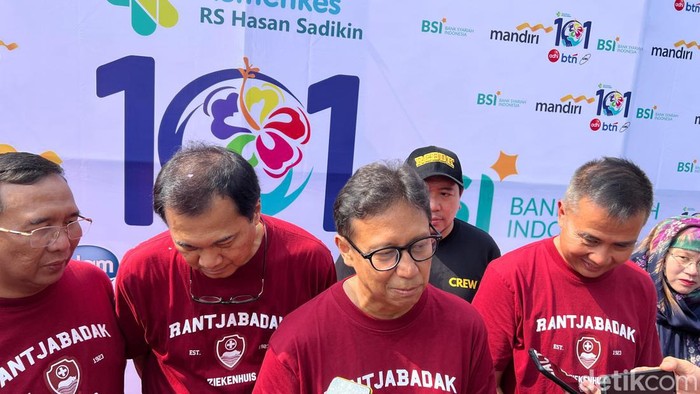 Menkes Budi Gunadi Sadikin saat menghadiri puncak perayaan HUT 101 tahun RSHS Bandung.