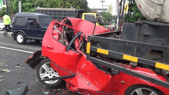 Mobil Peugeot ringsek akibat kecelakaan di Ring Road Maguwoharjo, Sleman, Sabtu (19/10/2024).