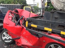 Tergencet 2 Truk di Ring Road Maguwoharjo, Mobil Peugeot Ringsek Parah