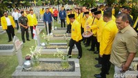 Usai upacara, Bahlil bersama jajaran pengurus Partai Golkar terlihat menaruh karangan bunga di atas makam Presiden ke-3 RI BJ Habibie, Jenderal TNI (Purn) Sarwo Edhie Wibowo, Istri Presiden ke-6 RI Ani Yudhoyono. Bahlil kemudian terlihat berdoa sejenak.