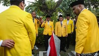 Bahlil mengatakan, dalam rangka HUT ke-60 Golkar, ia tabur bunga di makam pendiri-pendiri Golkar, Ketum Golkar pertama dan beberapa ketum yang lain dan pahlawan revolusi.