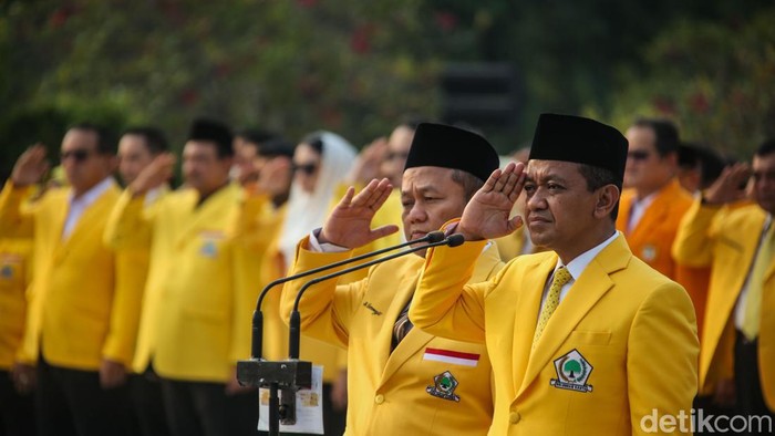 Momen Bahlil Pimpin Ziarah ke TMP Kalibata Jelang HUT Ke-60 Golkar Ketua Umum Partai Golkar Bahlil Lahadalia memimpin ziarah dan tabur bunga di Taman Makam Pahlawan (TMP) Kalibata, Jakarta Selatan. Ziarah ini merupakan rangkaian dari HUT ke-60 Golkar.