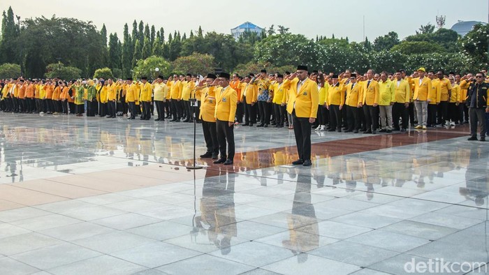 Ketua Umum Partai Golkar Bahlil Lahadalia memimpin ziarah dan tabur bunga di Taman Makam Pahlawan (TMP) Kalibata, Jakarta Selatan. Ziarah ini merupakan rangkaian dari HUT ke-60 Golkar.