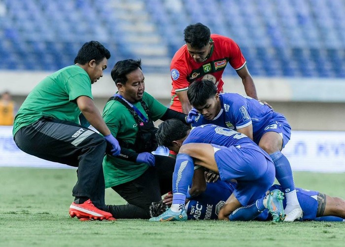 Momen heroik saat tim medis Persebaya tangani Tyronne del Pino