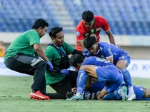 Momen Heroik Tim Medis Persebaya Tangani Tyronne del Pino yang Pingsan