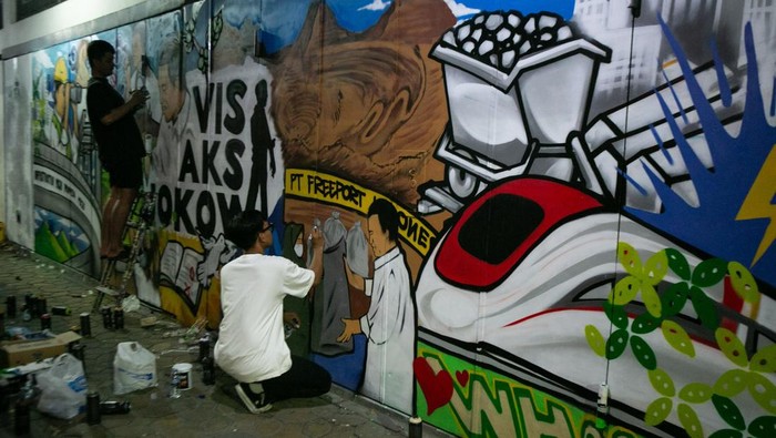 Menyambut kepulangan Presiden Joko Widodo ke kampung halamannya di Solo, sekelompok anak muda dari komunitas lokal menghiasi dinding pertokoan di Jalan Slamet Riyadi dengan mural. Karya seni ini menampilkan berbagai capaian 10 tahun pemerintahan Jokowi.
