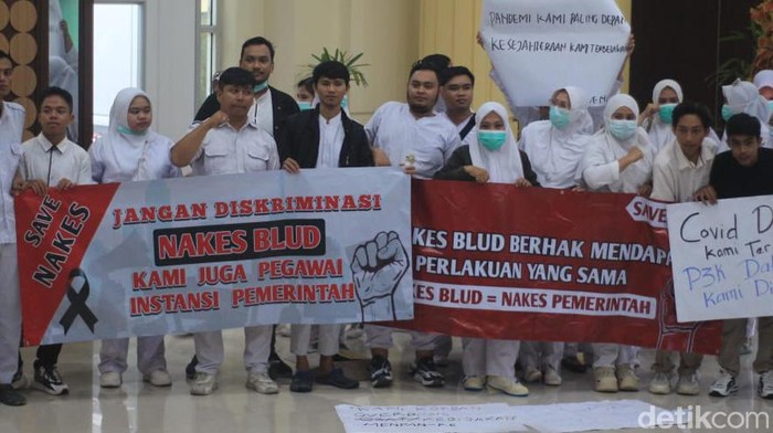 Nakes di Gorontalo berunjuk rasa menuntut diangkat jadi PPPK. Apris Nawu/detikcom