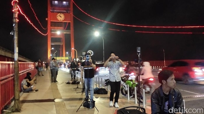 Ngamen live TikTok di Jembatan Ampera Palembang.
