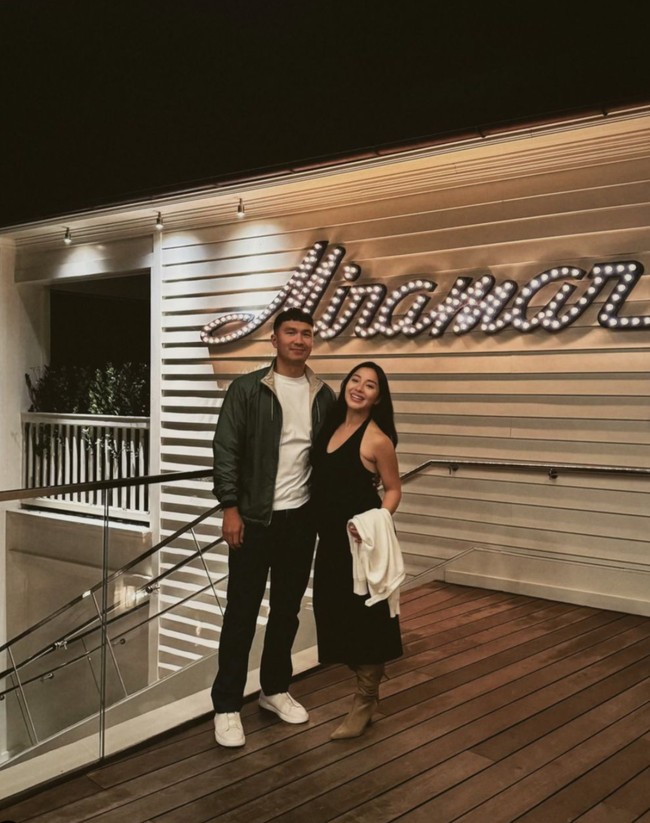 Selama di sana penampilan Nikita Willy selalu terlihat stylish seperti biasa. Seperti dalam foto yang satu ini, dirinya tampil simpel dalam balutan dress hitam tanpa lengan dan sepatu boots berwarna coklat. Foto: Instagram/@nikitawillyofficial94