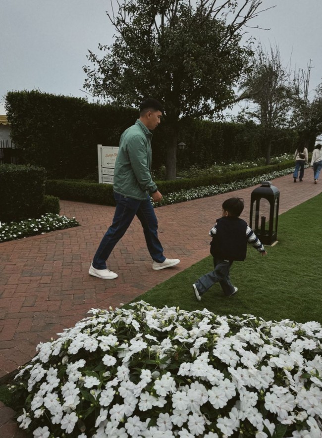 Sebagai suami siaga, Indra pun tampak terus menemani Nikita dan putra pertama mereka, Issa. Pasangan ayah dan anak itu tampak begitu kompak. Foto: Instagram/@nikitawillyofficial94