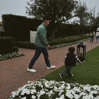 Sebagai suami siaga, Indra pun tampak terus menemani Nikita dan putra pertama mereka, Issa. Pasangan ayah dan anak itu tampak begitu kompak. Foto: Instagram/@nikitawillyofficial94