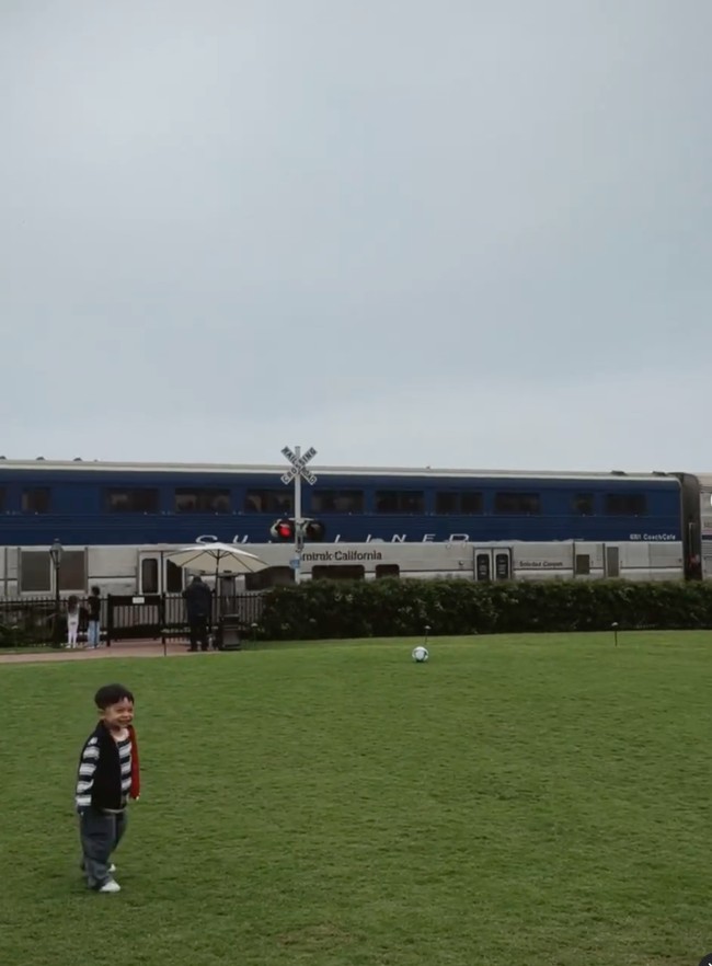 Issa juga tampak begitu bahagia bisa menghabiskan waktu bersama kedua orangtuanya sambil menikmati pemandangan indah di sana. Foto: Instagram/@nikitawillyofficial94