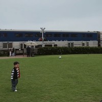 Issa juga tampak begitu bahagia bisa menghabiskan waktu bersama kedua orangtuanya sambil menikmati pemandangan indah di sana. Foto: Instagram/@nikitawillyofficial94