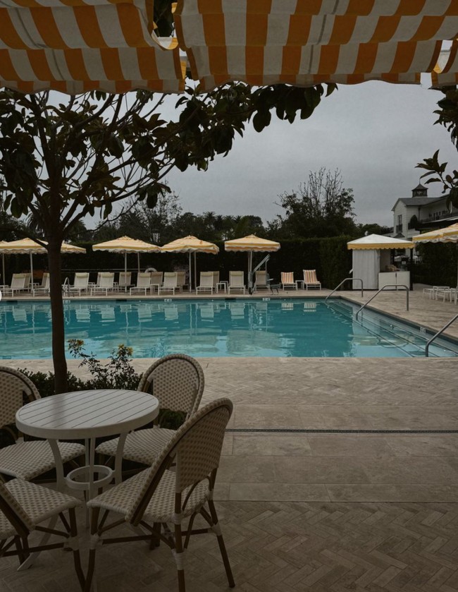 Tak hanya terletak di dekat pantai, hotel penginapan Nikita Willy itu juga memiliki fasilitas kolam renang yang cukup besar. Melansir salah satu situs travel online, harga kamar di hotel tersebut mulai dari Rp 25 jutaan hingga Rp 171 jutaan per malam. Foto: Instagram/@nikitawillyofficial94