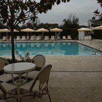 Tak hanya terletak di dekat pantai, hotel penginapan Nikita Willy itu juga memiliki fasilitas kolam renang yang cukup besar. Melansir salah satu situs travel online, harga kamar di hotel tersebut mulai dari Rp 25 jutaan hingga Rp 171 jutaan per malam. Foto: Instagram/@nikitawillyofficial94