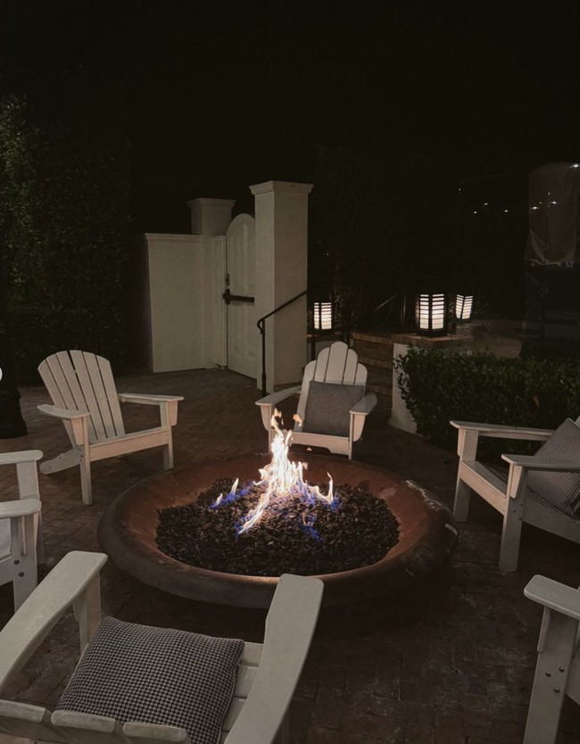 Pemandangan di halaman depan hotel saat malam hari. Terdapat perapian yang bisa dijadikan tempat bersantai dan menghangatkan tubuh. Foto: Instagram/@nikitawillyofficial94