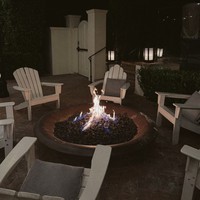 Pemandangan di halaman depan hotel saat malam hari. Terdapat perapian yang bisa dijadikan tempat bersantai dan menghangatkan tubuh. Foto: Instagram/@nikitawillyofficial94