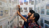 Dua pelajar mengamati prangko dan kartu pos yang dipamerkan pada Indonesia National Phylately Exhibition Baliphex 2024 di Denpasar, Bali.