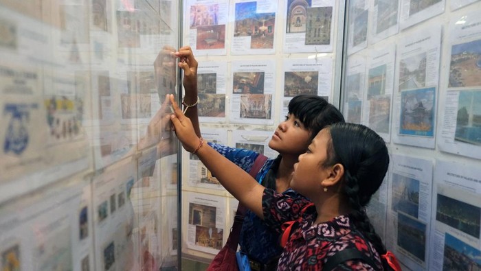 Dua pelajar mengamati prangko dan kartu pos yang dipamerkan pada Indonesia National Phylately Exhibition Baliphex 2024 di Denpasar, Bali, Kamis (17/10/2024). Pameran yang digelar Perkumpulan Filatelis Indonesia tersebut menampilkan puluhan ribu koleksi prangko, kartu pos, dan uang kertas Indonesia dari zaman Hindia Belanda yang terbit tahun 1864 hingga era sekarang untuk memberikan edukasi kepada pelajar dan masyarakat, berlansung pada 17-20 Oktober 2024. ANTARA FOTO/Nyoman Hendra Wibowo/Spt.