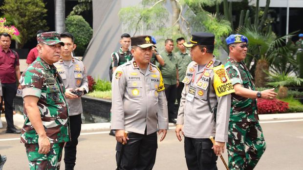 Pangdam Jaya Mayjen TNI Rafael Granada Baay dan Kapolda Metro Jaya Irjen Karyoto memimpin gladi pengamanan pelantikan presiden dan wakil presiden terpilih di DPR/MPR RI, Sabtu (19/10/2024).