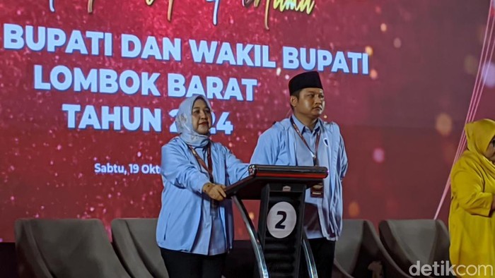 Pasangan Dayah-Kafali mengikuti debat Perdana Pilbup Lombok Barat, Sabtu (19/10/2024). (Ahmad Viqi/detikBali).