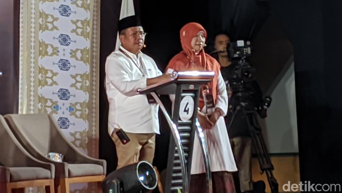 Pasangan Lalu Ahmad Zaini dan Nurul Adha (Lazadha) saat debat Pilbup 2024. (Ahmad Viqi/detikBali).