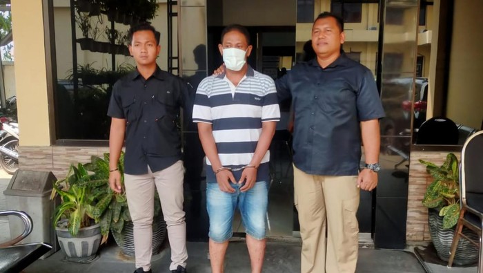 Pelaku persetubuhan siswi SMP di Mojokerto saat ditangkap