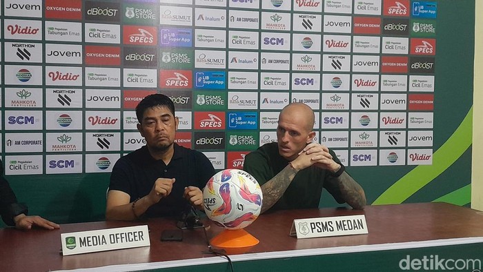 Pelatih PSMS Medan Nil Maizar (kiri) saat konfrensi pers usai laga