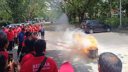 Pembentukan relawan sekaligus pembinaan teknis oleh Dinas Pemadam Kebakaran dan Penyelamatan Kota Denpasar di gedung Graha Sewakadarma Kota Denpasar, Jumat (18/10/2024). (Foto: Dok. Pemkot Denpasar)