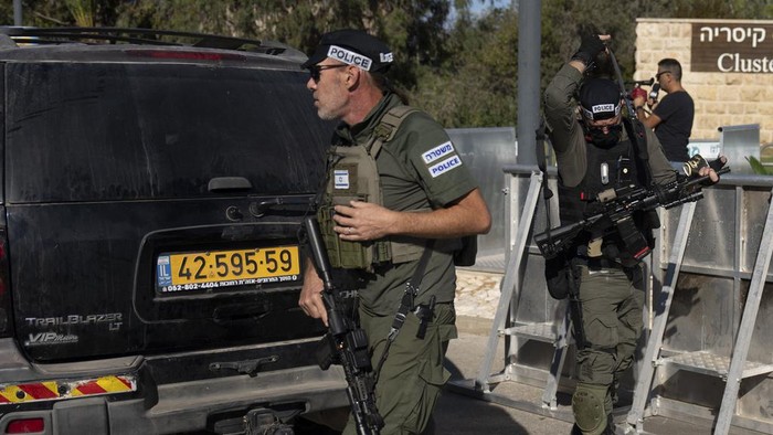 Israeli security forces secure a road near where Israels government says a drone launched toward Israeli Prime Minister Benjamin Netanyahus house in Caesarea, Israel Saturday, Oct. 19, 2024. (AP Photo/Ariel Schalit)