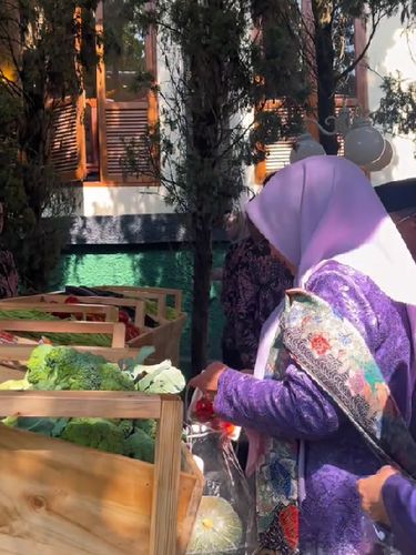 Pengantin ini menyediakan aneka sayuran segar yang bebas dibawa pulang oleh tamu undangan, bikin emak-emak auto full senyum