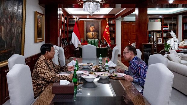 Perdana Menteri (PM) Malaysia Anwar Ibrahim langsung bertemu Presiden terpilih Prabowo Subianto begitu tiba di Jakarta (dok akun X Anwar Ibrahim).