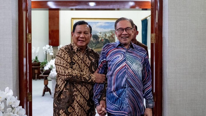 Perdana Menteri (PM) Malaysia Anwar Ibrahim langsung bertemu Presiden terpilih Prabowo Subianto begitu tiba di Jakarta (dok akun X Anwar Ibrahim).