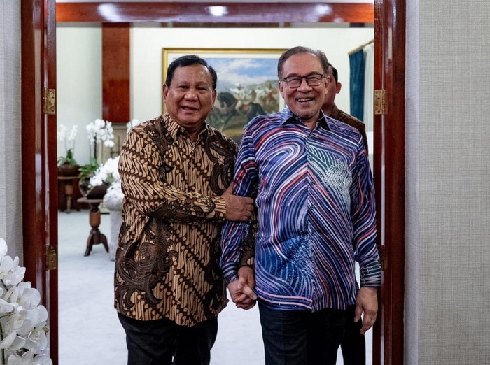 Perdana Menteri (PM) Malaysia Anwar Ibrahim langsung bertemu Presiden terpilih Prabowo Subianto begitu tiba di Jakarta (dok akun X Anwar Ibrahim).