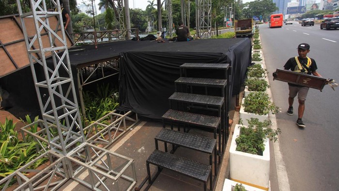 Persiapan Panggung Pesta Rakyat Sambut Presiden Baru Pekerja menyelesaikan pembangunan panggung untuk menyambut pelantikan Presiden dan Wakil Presiden terpilih Prabowo Subianto dan Gibran Rakabuming Raka di Jalan Sudirman, Jakarta, Sabtu (19/10/2024). Kementerian BUMN menyiapkan sedikitnya 13 titik panggung hiburan untuk memeriahkan pelantikan Presiden dan Wakil Presiden terpilih Prabowo Subianto dan Gibran Rakabuming Raka pada Minggu (20/10) dengan diisi penampilan sejumlah musisi nasional di sepanjang Jalan Sudirman, Jalan MH Thamrin, dan Jalan Medan Merdeka Barat. ANTARA FOTO/Reno Esnir/app/nym.