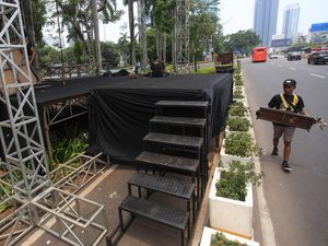 Persiapan Panggung Pesta Rakyat Sambut Presiden Baru