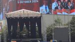 Persiapan Panggung Pesta Rakyat Sambut Presiden Baru
