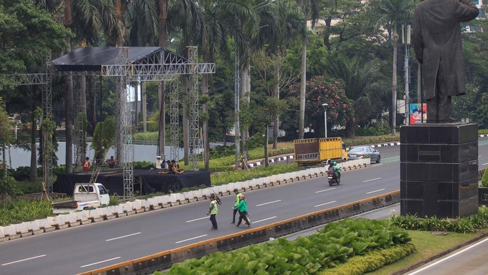 Pekerja menyelesaikan pembangunan panggung untuk menyambut pelantikan Presiden dan Wakil Presiden terpilih Prabowo Subianto dan Gibran Rakabuming Raka di Jalan Sudirman, Jakarta, Sabtu (19/10/2024). Kementerian BUMN menyiapkan sedikitnya 13 titik panggung hiburan untuk memeriahkan pelantikan Presiden dan Wakil Presiden terpilih Prabowo Subianto dan Gibran Rakabuming Raka pada Minggu (20/10) dengan diisi penampilan sejumlah musisi nasional di sepanjang Jalan Sudirman, Jalan MH Thamrin, dan Jalan Medan Merdeka Barat. ANTARA FOTO/Reno Esnir/app/nym.