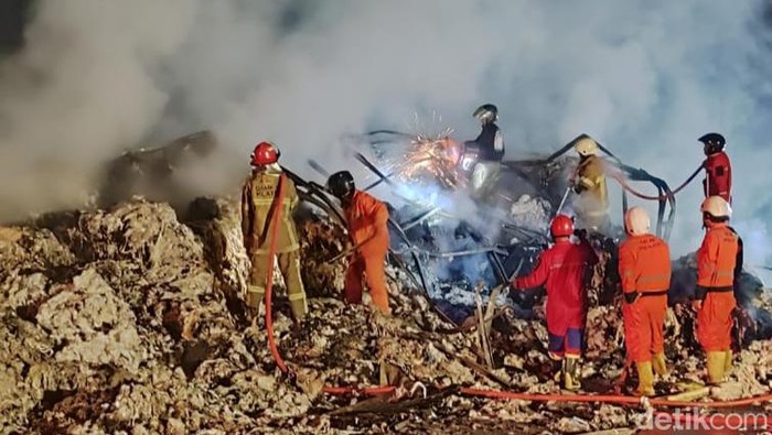 Personel Pemadam Kebakaran Pemkab Klaten memadamkan api gudang kapas di Pedan, Klaten, Sabtu (19/10/2024) petang.