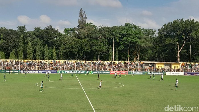 Pertandingan antara PSMS Medan vs PSPS Pekanbaru di Stadion Baharuddin Siregar, Deli Serdang